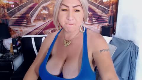 Snapshot of xiomystone chatting on September 17, 2:52 pm XIOMY give LIKE on my page online show from September 17, 2:52 pm