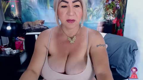 Snapshot of xiomystone chatting on November 18, 12:20 pm XIOMY give LIKE on my page online show from November 18, 12:20 pm