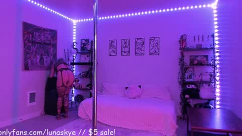 Snapshot of xlunaskye chatting on November 10, 10:36 am online show from November 10, 10:36 am