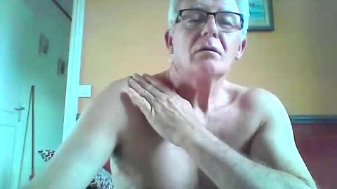 Snapshot of xmaeg3 chatting on November 6, 9:32 am xmaeg3 online show from November 6, 9:32 am