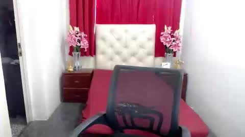 Snapshot of xsexyninedollx chatting on February 18, 12:04 am Cleo de nile online show from February 18, 12:04 am