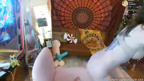 Snapshot of xsunsub chatting on December 14, 8:02 pm Sunny Daze online show from December 14, 8:02 pm