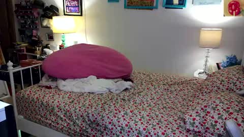 Strawberry Jane online show from April 25, 5:21 am