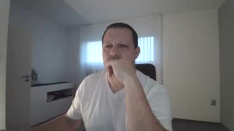 Snapshot of xxstrikerxx chatting on December 17, 7:29 am Eddi online show from December 17, 7:29 am