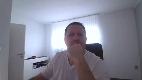 Snapshot of xxstrikerxx chatting on December 18, 10:19 am Eddi online show from December 18, 10:19 am