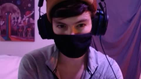 Snapshot of xxwhitefoxx chatting on December 5, 2:20 am David Fox online show from December 5, 2:20 am