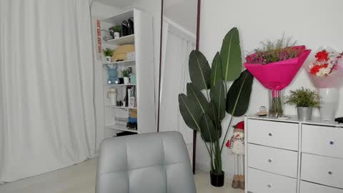 xxx_leila online show from December 2, 6:30 am