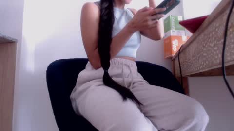 Lola online show from March 4, 5:03 pm