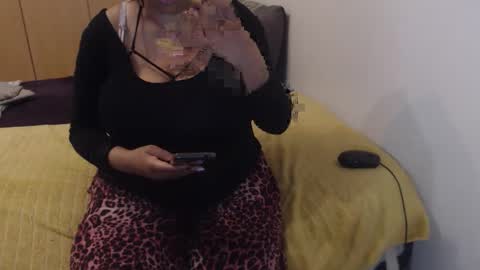 Snapshot of xxxbustybabe27x chatting on September 27, 4:56 pm Ayanda online show from September 27, 4:56 pm