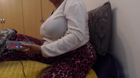 Snapshot of xxxbustybabe27x chatting on October 15, 8:53 pm Ayanda online show from October 15, 8:53 pm