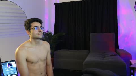 Snapshot of xxxvandersexxx chatting on December 7, 11:07 am July and Fer online show from December 7, 11:07 am