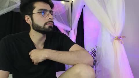 Snapshot of xxxvandersexxx chatting on November 23, 6:46 am July and Fer online show from November 23, 6:46 am