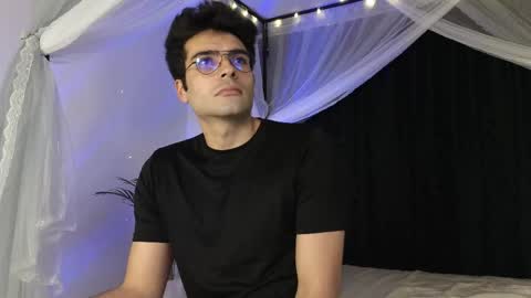 Snapshot of xxxvandersexxx chatting on December 3, 10:46 am July and Fer online show from December 3, 10:46 am