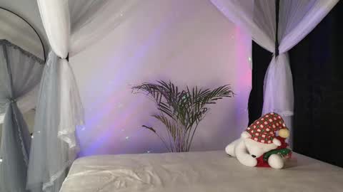 Snapshot of xxxvandersexxx chatting on December 15, 8:51 am July and Fer online show from December 15, 8:51 am