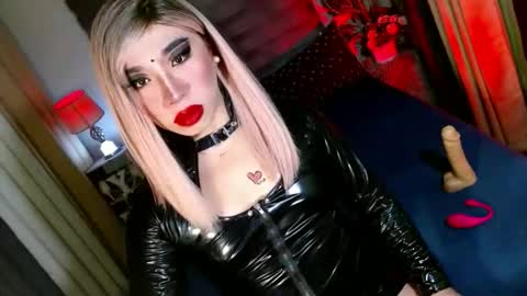 Snapshot of yan2xcumsalotxx chatting on October 31, 2:12 am REYAN online show from October 31, 2:12 am