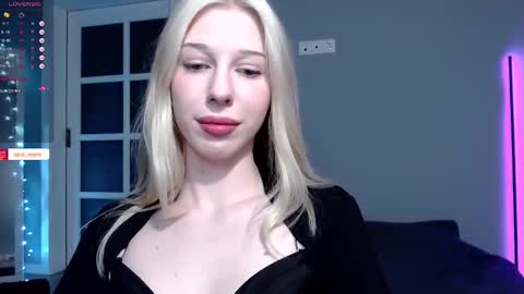 Snapshot of yana_miana chatting on December 3, 11:13 pm Yana online show from December 3, 11:13 pm