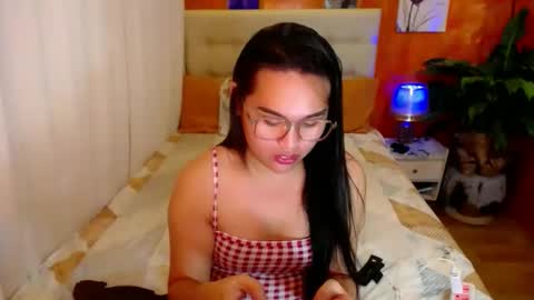 Snapshot of yanny_xoxo chatting on December 17, 3:51 pm Allisonn online show from December 17, 3:51 pm