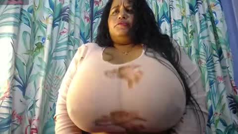 Snapshot of yasmin_bigtits chatting on December 25, 10:27 pm Yasmin online show from December 25, 10:27 pm