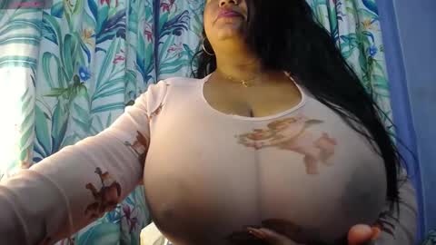 Snapshot of yasmin_bigtits chatting on December 26, 2:16 pm Yasmin online show from December 26, 2:16 pm