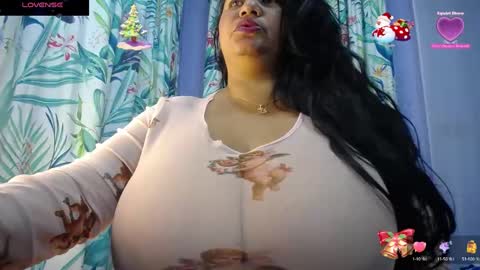 Snapshot of yasmin_bigtits chatting on December 31, 9:31 am Yasmin online show from December 31, 9:31 am