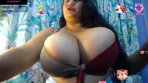 Snapshot of yasmin_bigtits chatting on December 31, 9:06 pm Yasmin online show from December 31, 9:06 pm