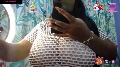 Snapshot of yasmin_bigtits chatting on January 2, 10:22 pm Yasmin online show from January 2, 10:22 pm