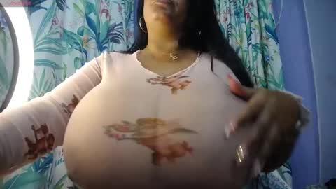 Snapshot of yasmin_bigtits chatting on January 5, 1:04 pm Yasmin online show from January 5, 1:04 pm