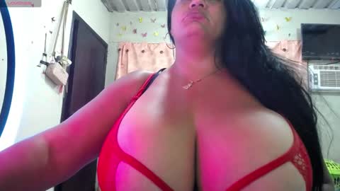 Snapshot of yasmin_bigtits chatting on March 6, 10:41 am Yasmin online show from March 6, 10:41 am