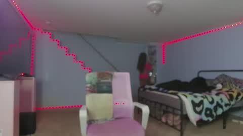 Yazmin Royal online show from December 11, 2:33 pm