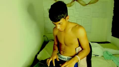 Snapshot of yeison_77 chatting on December 10, 7:58 am yeison_77 online show from December 10, 7:58 am