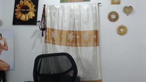 Snapshot of yemaya_28 chatting on January 26, 11:29 pm Yemaya 28 online show from January 26, 11:29 pm