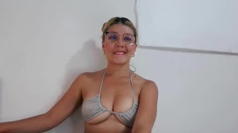 Snapshot of yessica_palmer chatting on January 30, 10:19 pm online show from January 30, 10:19 pm