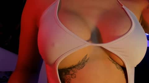 Snapshot of yessikrabbit1 chatting on January 9, 11:02 pm Independent model online show from January 9, 11:02 pm