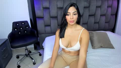 Snapshot of yikaalves chatting on November 7, 10:21 pm Yika Alves online show from November 7, 10:21 pm