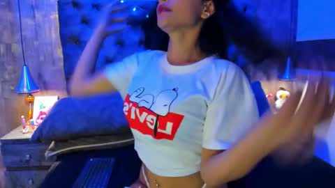 Snapshot of yiyisandoval chatting on November 6, 8:43 pm yiyisandoval online show from November 6, 8:43 pm