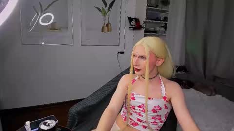 Snapshot of yoi_mika chatting on December 1, 8:58 pm Mikaella - Mika online show from December 1, 8:58 pm