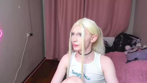 Snapshot of yoi_mika chatting on December 2, 10:49 pm Mikaella - Mika online show from December 2, 10:49 pm