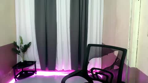 Snapshot of your_girl_yeka chatting on April 7, 4:46 am your_girl_yeka online show from April 7, 4:46 am