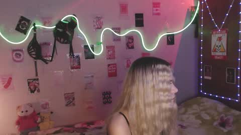 Snapshot of your_horny_friends chatting on November 5, 10:26 am Your Horny Friends online show from November 5, 10:26 am