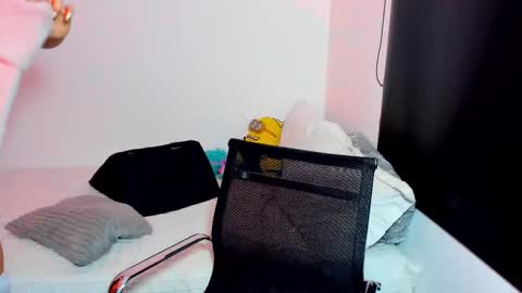 Snapshot of your_little_ chatting on September 25, 9:57 am your_little_ online show from September 25, 9:57 am