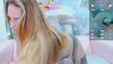 Snapshot of your_milf_lilly chatting on January 27, 7:03 am Lilly online show from January 27, 7:03 am