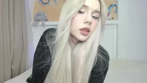 Snapshot of your_tender_doll chatting on December 20, 2:24 pm Alice online show from December 20, 2:24 pm