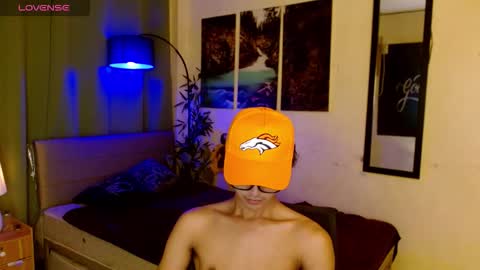 Snapshot of yourasiancarl chatting on December 21, 12:23 pm yourasiancarl online show from December 21, 12:23 pm