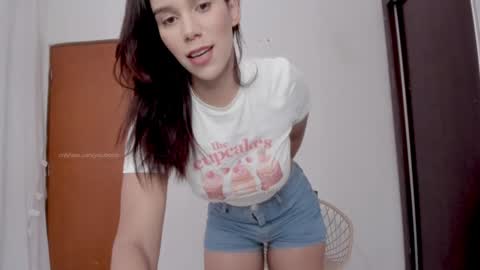 Snapshot of yourbonie chatting on December 28, 2:32 pm insta  yourboniee online show from December 28, 2:32 pm