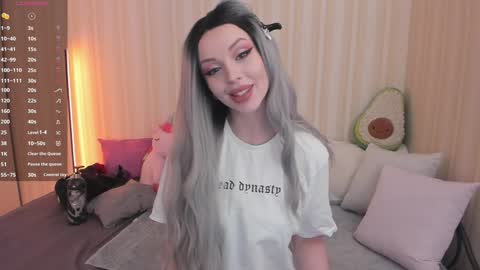 Mary online show from February 4, 8:02 am