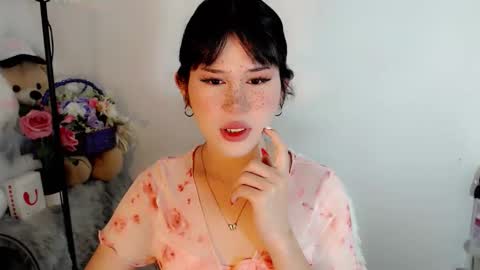 PrettyElla online show from October 29, 7:15 pm