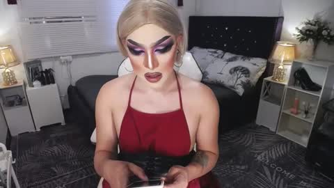 Snapshot of yourlivingonurdream chatting on January 16, 8:33 am -- online show from January 16, 8:33 am