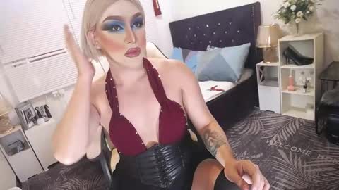 Snapshot of yourlivingonurdream chatting on February 24, 7:44 am -- online show from February 24, 7:44 am