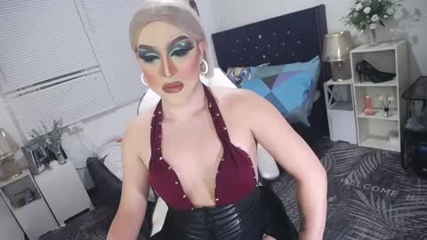 Snapshot of yourlivingonurdream chatting on March 4, 5:24 pm -- online show from March 4, 5:24 pm