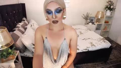 Snapshot of yourlivingonurdream chatting on November 15, 3:15 am -- online show from November 15, 3:15 am